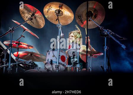 LONDON, LONDON STADIUM, JUNI 23rd 2018: Taylor Hawkins, Schlagzeuger der amerikanischen Band Foo Fighters, tritt live auf der Bühne der „Concrete and Gold“ Welttournee 2017/2018 auf Stockfoto