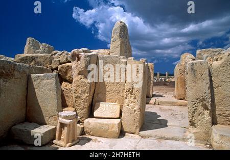 MALTA, DER MALTESISCHE MNAJDRA-TEMPEL. MNAJDRA IST EIN KOMPLEX VON MEGALITHISCHEN TEMPELN AUF DER SÜDSEITE DER INSEL MALTA. ERBAUT IM VIERTEN JAHRTAUSEND B Stockfoto