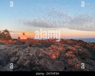 Wunderschöne Landschaft mit einem Leuchtturm bei Sonnenuntergang Stockfoto