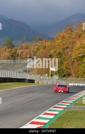 Scarperia, Mugello - 19. November 2021: Ferrari FXX im Einsatz auf der Rennstrecke von Mugello während der Ferrari World Finals 2021 in italien. Stockfoto