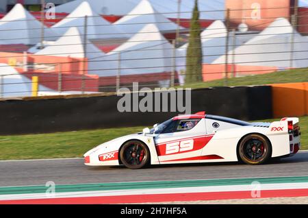 Scarperia, Mugello - 19. November 2021: Ferrari FXX im Einsatz auf der Rennstrecke von Mugello während der Ferrari World Finals 2021 in italien. Stockfoto