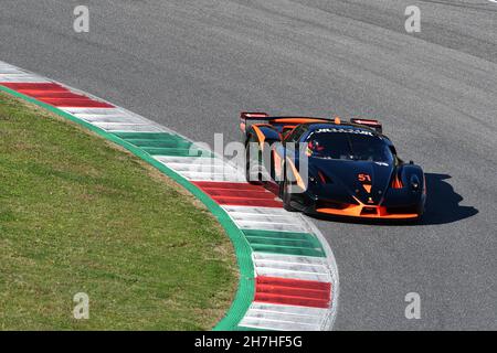 Scarperia, Mugello - 19. November 2021: Ferrari FXX im Einsatz auf der Rennstrecke von Mugello während der Ferrari World Finals 2021 in italien. Stockfoto