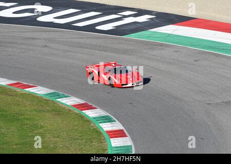 Scarperia, Mugello - 19. November 2021: Ferrari FXX im Einsatz auf der Rennstrecke von Mugello während der Ferrari World Finals 2021 in italien. Stockfoto