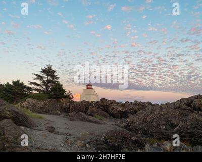 Wunderschöne Landschaft mit einem Leuchtturm bei Sonnenuntergang Stockfoto