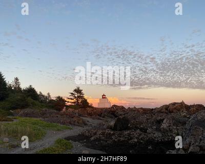 Wunderschöne Landschaft mit einem Leuchtturm bei Sonnenuntergang Stockfoto