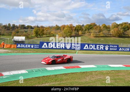 Scarperia, Mugello - 19. November 2021: Ferrari FXX im Einsatz auf der Rennstrecke von Mugello während der Ferrari World Finals 2021 in italien. Stockfoto