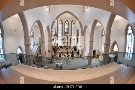 Erfurt, Deutschland. 23rd. November 2021. Die Kaufmannskirche in Erfurt präsentiert sich in leuchtenden Farben. Für insgesamt 2 Millionen Euro wurde die Kirche für 20 Monate renoviert. Zum Advent 1st, am 28. November 2021, feiert die Gemeinde den Abschluss der Arbeit mit einem Festgottesdienst. Quelle: Martin Schutt/dpa-Zentralbild/dpa/Alamy Live News Stockfoto