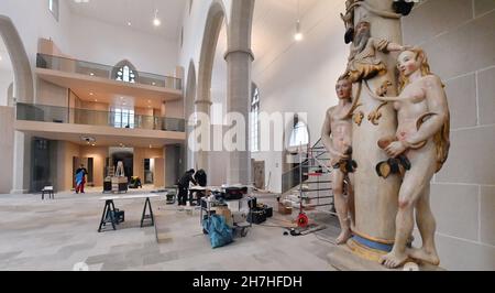 Erfurt, Deutschland. 23rd. November 2021. Die Kaufmannskirche in Erfurt präsentiert sich in leuchtenden Farben. Für insgesamt 2 Millionen Euro wurde die Kirche für 20 Monate renoviert. Zum Advent 1st, am 28. November 2021, feiert die Gemeinde den Abschluss der Arbeit mit einem Festgottesdienst. Quelle: Martin Schutt/dpa-Zentralbild/dpa/Alamy Live News Stockfoto