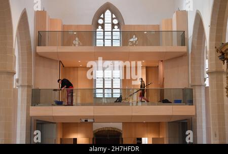 Erfurt, Deutschland. 23rd. November 2021. Die Kaufmannskirche in Erfurt präsentiert sich in leuchtenden Farben. Für insgesamt 2 Millionen Euro wurde die Kirche für 20 Monate renoviert. Zum Advent 1st, am 28. November 2021, feiert die Gemeinde den Abschluss der Arbeit mit einem Festgottesdienst. Quelle: Martin Schutt/dpa-Zentralbild/dpa/Alamy Live News Stockfoto