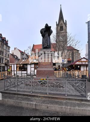 Erfurt, Deutschland. 23rd. November 2021. Vor der Erfurter Kaufmannskirche steht ein Denkmal für Martin Luther. Für insgesamt 2 Millionen Euro wurde die Kirche für 20 Monate renoviert. Zum Advent 1st, am 28. November 2021, feiert die Gemeinde den Abschluss der Arbeit mit einem Festgottesdienst. Quelle: Martin Schutt/dpa-Zentralbild/dpa/Alamy Live News Stockfoto