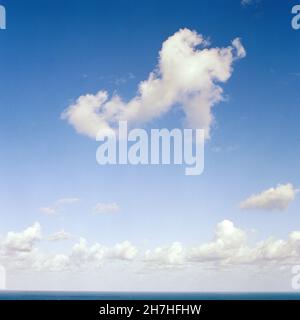 Flauschige blaue Wolken in Byron Bay, New South Wales, Australien. Stockfoto