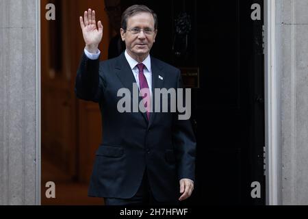 London, Großbritannien. 23rd. November 2021. Der israelische Präsident Isaac Herzog winkt, als er die Downing Street 10 nach einem Treffen mit dem britischen Premierminister Boris Johnson verlässt. Herzog hat die Entscheidung des Vereinigten Königreichs begrüßt, den politischen Flügel der Hamas als Terrororganisation zu benennen und ihre Unterstützung zu verbieten, und es wird erwartet, dass er die britische Regierung dazu drängen wird, ihre Politik gegenüber dem Iran aggressiver zu machen. Kredit: Mark Kerrison/Alamy Live Nachrichten Stockfoto