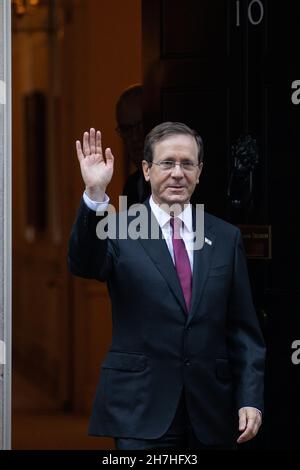 London, Großbritannien. 23rd. November 2021. Der israelische Präsident Isaac Herzog winkt, als er die Downing Street 10 nach einem Treffen mit dem britischen Premierminister Boris Johnson verlässt. Herzog hat die Entscheidung des Vereinigten Königreichs begrüßt, den politischen Flügel der Hamas als Terrororganisation zu benennen und ihre Unterstützung zu verbieten, und es wird erwartet, dass er die britische Regierung dazu drängen wird, ihre Politik gegenüber dem Iran aggressiver zu machen. Kredit: Mark Kerrison/Alamy Live Nachrichten Stockfoto