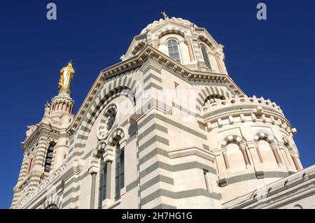 BOUCHES-DU-RHONE (13). MARSEILLE. DIE BASILIKA NOTRE-DAME-DE-LA-GARDE, AUCH BEKANNT ALS 'BONNE MERE', WURDE VOM ARCHITEKTEN HENRI ESPERANDIE ERBAUT Stockfoto