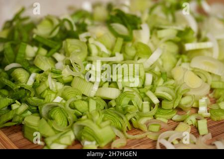 Lauch frisch auf einem Holzbrett gehackt Stockfoto