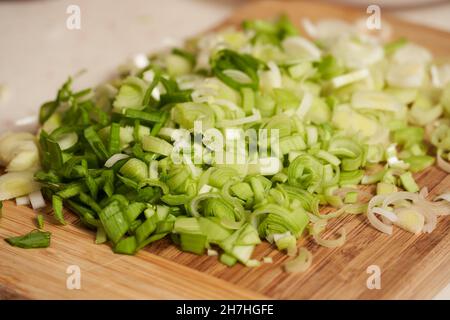 Lauch frisch auf einem Holzbrett gehackt Stockfoto