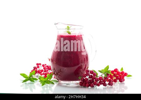 Frisch gepresster dicker natürlicher Saft mit Fruchtfleisch aus reifen roten Viburnum in einer Karaffe Stockfoto
