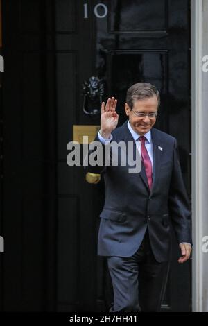 Downing Street, London, Großbritannien. 23rd. November 2021. Isaac Herzog im Bild. Der israelische Präsident Isaac Herzog trifft heute in der Downing Street in London mit dem britischen Premierminister Boris Johnson zusammen. Kredit: Imageplotter/Alamy Live Nachrichten Stockfoto