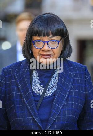 Westminster, London, Großbritannien. 23rd. November 2021. Diane Abbott, Labour-Abgeordnete für Hackney North und Stoke Newington, geht heute in Westminster. Kredit: Imageplotter/Alamy Live Nachrichten Stockfoto