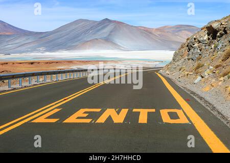 Wüstenstraße mit dem Wort LENTO bedeutet AUF Spanisch LANGSAM entlang der Salar de Talar Salzseen im Nationalpark Los Flamencos, Nordchile, Südamerika Stockfoto