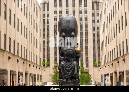 Orakelskulptur von Sanford Biggers im Rockefeller Center plaza Manhattan NYC Stockfoto