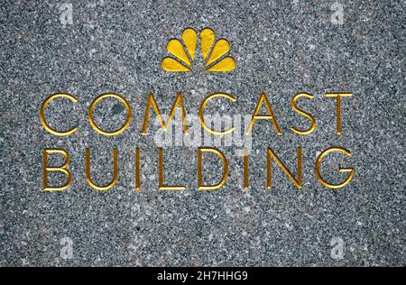 Comcast-Schild und -Logo auf dem Gebäude im Rockefeller Center Manhattan NYC Stockfoto