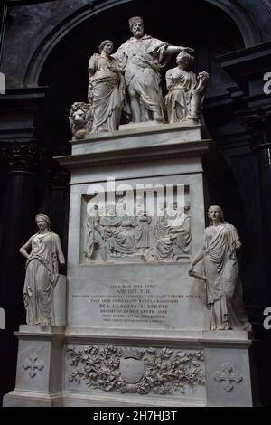 Grabmal von Amadeus VIII., Herzog von Savoyen 1837 - 1843 Grabmal Cappella della Sacra Sindone - Torino Palazzo reale - Grabkapelle des Heiligen Grabtuches - Königlicher Palast von Turin, Italienisch, Italien (entworfen vom Architekten Guarino Guarini und gebaut am Ende des 17th. Jahrhunderts (1668–1694), Unter der Herrschaft von Karl Emmanuel II., Herzog von Savoyen. Die Kapelle wurde gebaut, um das Grabtuch von Turin (Sindone di Torino) zu beherbergen, ein religiöses Relikt, von dem viele glaubten, dass es sich um das Grabtuch von Jesus von Nazareth handelt.) Stockfoto