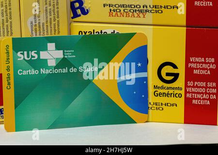 Cassilandia, Mato Grosso do Sul, Brasilien - 11 20 2021: Schachteln mit Escitalopram Oxalat in Portugiesisch-brasilianisch mit Benutzerkarte des 'Sistema Unico de Sa Stockfoto