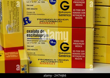 Cassilandia, Mato Grosso do Sul, Brasilien - 11 20 2021: Schachteln mit Escitalopram Oxalat in portugiesischer brasilianischer psychiatrischer Medizin Stockfoto