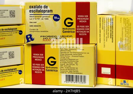 Cassilandia, Mato Grosso do Sul, Brasilien - 11 20 2021: Schachteln mit Escitalopram Oxalat in portugiesischer brasilianischer psychiatrischer Medizin Stockfoto