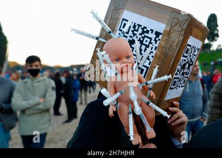 Italien, Rom, 20. November 2021 : Circus Maximus, (Circo Massimo) Demonstration gegen die Verpflichtung des Grünen Passes für Covid, keine Maske, keine vax Stockfoto