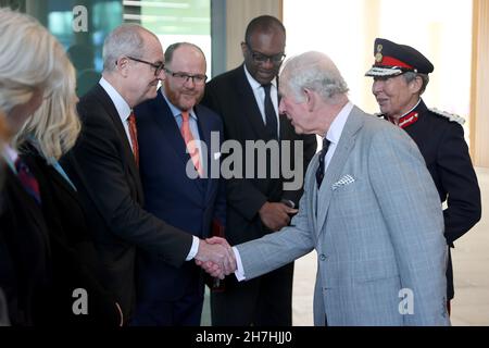 Der Prinz von Wales (rechts) schüttelt sich bei einem Besuch in AstraZenaca die Hände mit dem wissenschaftlichen Chefberater Sir Patrick Vallance (links), um seine neue globale Forschungs- und Entwicklungseinrichtung auf dem Cambridge Biomedical Campus offiziell zu eröffnen. Bilddatum: Dienstag, 23. November 2021. Stockfoto