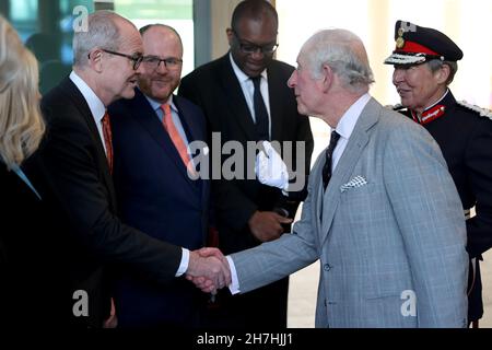 Der Prinz von Wales (rechts) schüttelt sich bei einem Besuch in AstraZenaca die Hände mit dem wissenschaftlichen Chefberater Sir Patrick Vallance (links), um seine neue globale Forschungs- und Entwicklungseinrichtung auf dem Cambridge Biomedical Campus offiziell zu eröffnen. Bilddatum: Dienstag, 23. November 2021. Stockfoto