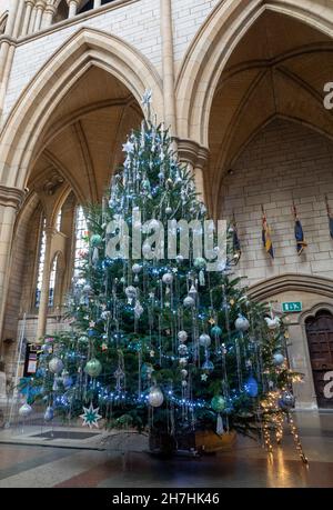 Truro, Großbritannien,23rd. November 2021,Lemon Quay war trotz des herrlichen Sonnenscheins in Truro, Cornwall, ruhig. Es gibt einen neuen Pyramid Grill, der traditionelle deutsche Bratwurst verkauft, bereit für die Festzeit. Die Kathedrale sah unter blauem Himmel atemberaubend aus, mit einem Weihnachtsbaum draußen und drinnen. Die Prognose ist für 9C, sonnige Intervalle heute Nachmittag.Quelle: Keith Larby/Alamy Live News Stockfoto