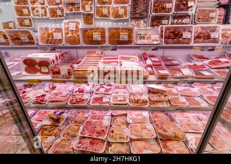 Fossano, Italien - 24. Oktober 2021: Übersicht über das Kühlfach des verpackten Fleisches verschiedener Arten im italienischen Supermarkt Stockfoto