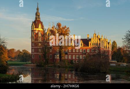 Schloss Bad Muskau mit Spiegelreflexion im See Stockfoto