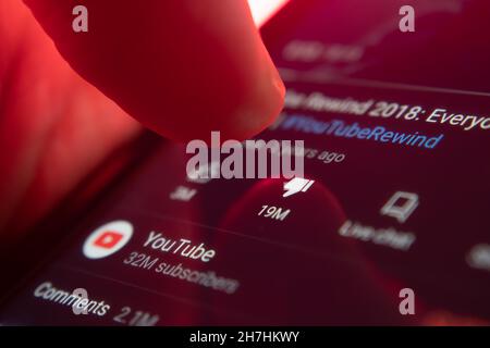 Bangkok, Thailand - 20. November 2021 : Smartphone-Nutzer berührt in der YouTube-App die Schaltfläche „Gefällt mir nicht“. Stockfoto