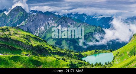 Panorama vom Zeigersattel zum Seealpsee, links hinter den Höfats 2259m, Allgäuer Alpen, Allgäu, Bayern, Deutschland, Europa Stockfoto