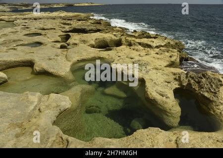 Ungewöhnliche Kalksteinformationen am St. Peter's Pool in der Nähe von Marsaxlokk, Malta, Europa Stockfoto