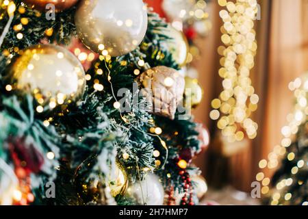 Weihnachten festliche Hintergrund. Weihnachtsbaum geschmückt mit Kugeln und Girlanden. Bokeh-Lichter Stockfoto