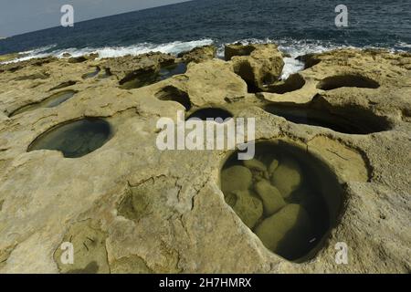 Ungewöhnliche Kalksteinformationen am St. Peter's Pool in der Nähe von Marsaxlokk, Malta, Europa Stockfoto