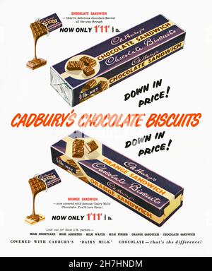 Eine Anzeige für Cadbury’s Schokoladenkekse aus dem Jahr 1950s. Die Anzeige erschien in einer Zeitschrift, die im November 1955 in Großbritannien veröffentlicht wurde. Die Anzeige zeigt Bilder von zwei Arten der ‘Dairy Milk’-beschichteten Sandwich-Süßwaren des britischen Herstellers J S Cadbury – Vintage 1950s-Grafiken für die redaktionelle Verwendung. Stockfoto