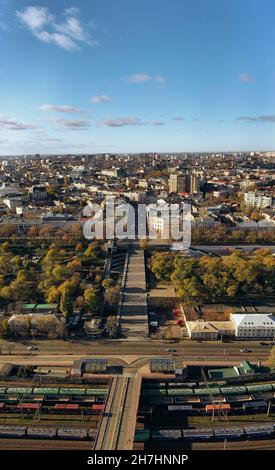 Vertikale Aufnahme die urbane Landschaft mit Potemkin-Treppe und Primorsky Boulevard in Odessa Ukraine. Drohnenaufnahmen. Stockfoto