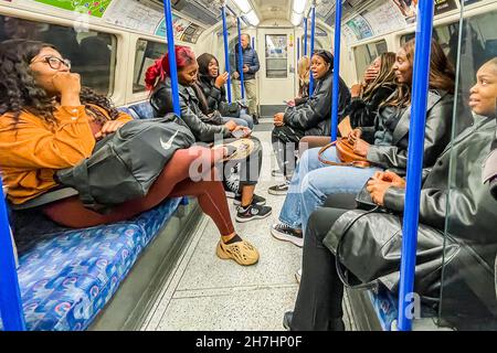 London, Großbritannien. 14th. November 2021. Die Maskenverwirrung setzt sich im Untergrund trotz Warnzeichen fort. Die Röhre ist voller und Masken sind immer noch obligatorisch, aber immer mehr Zahlen ignorieren die Anweisungen, die von gemischten Botschaften der Regierung angeführt werden. Kredit: Guy Bell/Alamy Live Nachrichten Stockfoto