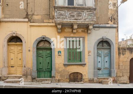 Malerische, farbenfrohe Gebäude in der stillen Stadt Mdina auf Malta, Europa. Eine befestigte alte ummauerte Stadt auf der UNESCO-Liste des Weltkulturerbes. Stockfoto