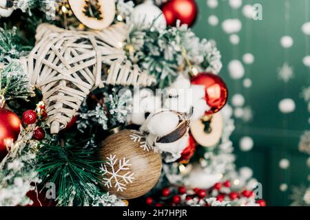 Hintergrund mit Nahaufnahme von weihnachtsbaumschmuck aus natürlichen Öko-Materialien Stockfoto