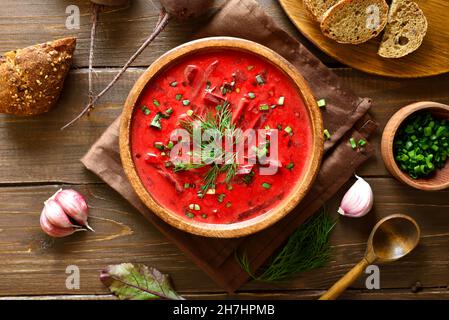 Traditionelle ukrainische russische Suppe (Borscht) mit Gemüse und saurer Sahne. Draufsicht, flach liegend Stockfoto