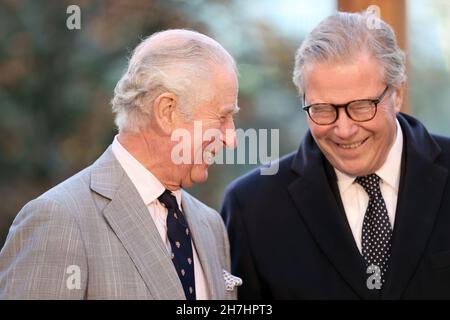 Der Prinz von Wales und Chairman AstraZeneca Leif Johansson (rechts) bei einem Besuch in AstraZenaca, um ihre neue globale Forschungs- und Entwicklungseinrichtung auf dem Cambridge Biomedical Campus offiziell zu eröffnen. Bilddatum: Dienstag, 23. November 2021. Stockfoto