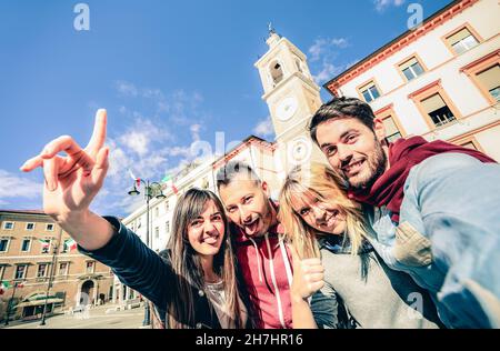 Gruppe von coolen Multikultur-Touristen Freunde Spaß mit Selfie in der Altstadt Tour - Reise Lifestyle-Konzept mit glücklichen Menschen Stockfoto