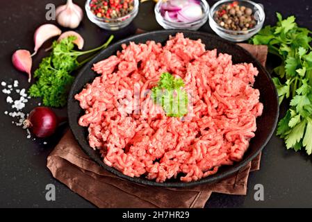 Rohes Rindfleisch Hackfleisch auf dem Teller, Nahaufnahme Stockfoto